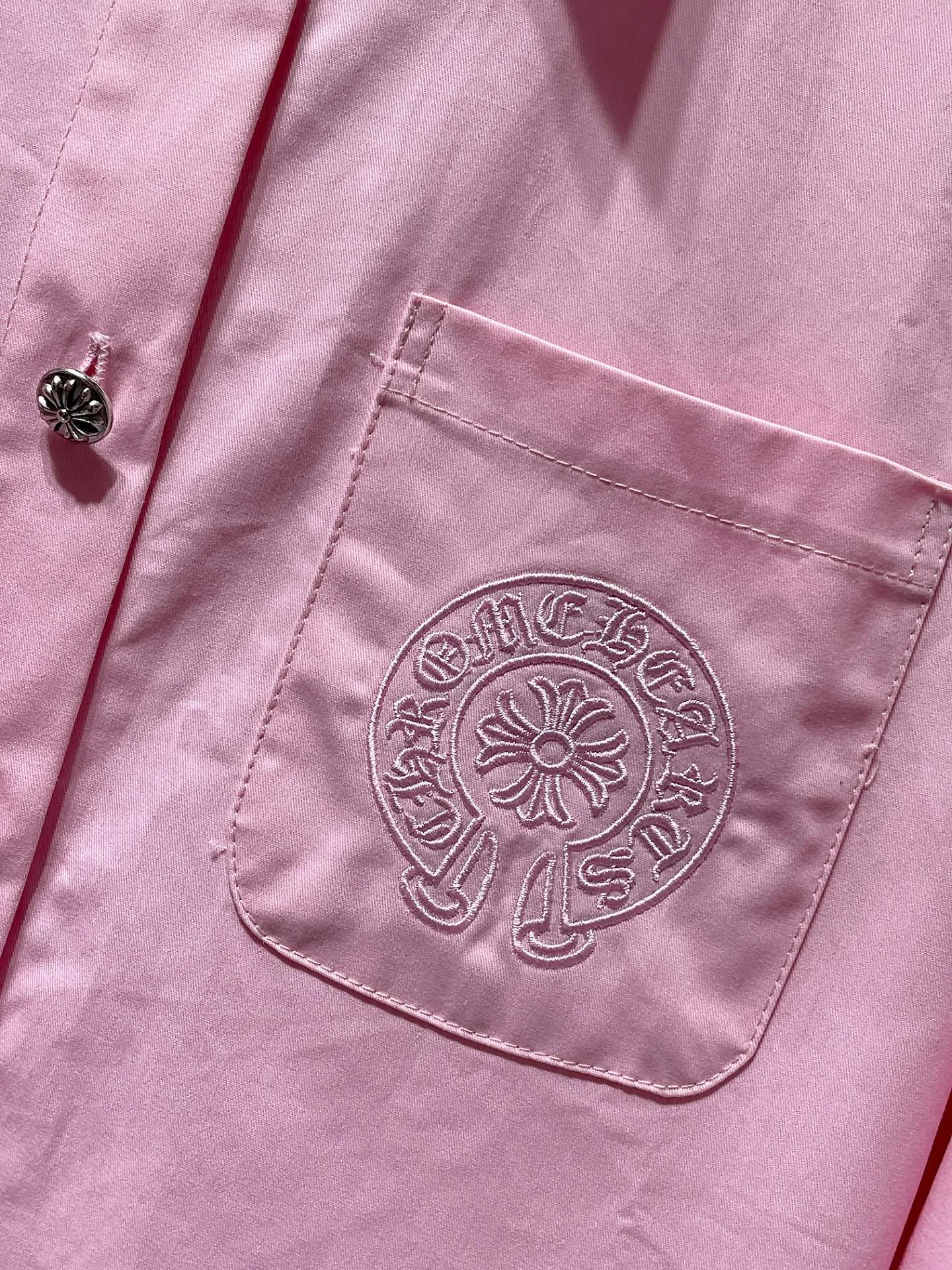 P256 Chrome Hearts shirt series Embroidered colorful classic cross horseshoe patchwork leather twill shirt Original model opening, customized version with high weight bronze silver buckle Specially customized version of the original shirt fabric Can be worn as a jacket or as a base Recommended color: pink Size: S, M, L, XL